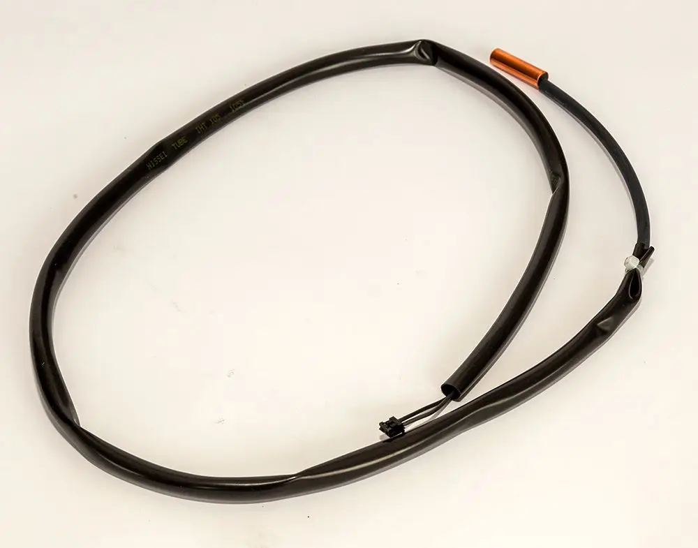 Schwarzes Kabel mit einem Metall- und Kunststoffende. Das Kabel könnte in den Klimaanlagen- oder Heizsystemen der Marke Daikin verwendet werden.